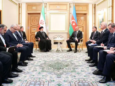 رئیسی: العلاقات بین طهران وعشق اباد اخذة بالتوسع دوما