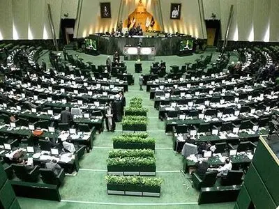 تذکرهای بنزینی نمایندگان/ استعفای نماینده تهران/ جمع‌آوری امضا برای استیضاح لاریجانی