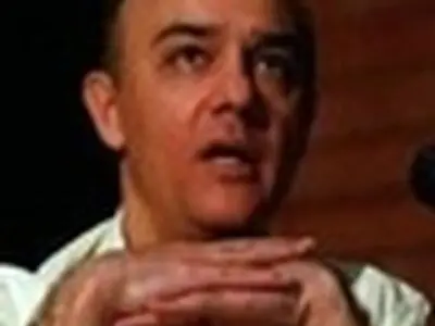 امجد «سه خواهر و دیگران» را نمایش‌نامه خوانی می‌کند