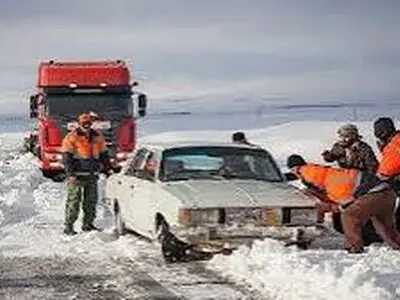 راهداران چهارمحال و بختیاری به ۷۵ خودرو گرفتار در برف امداد رسانی کردند