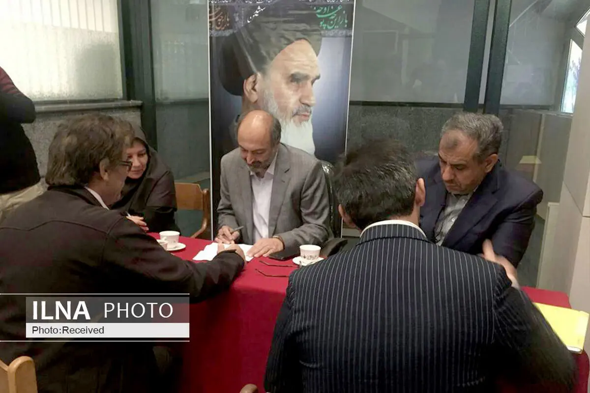 پاسخگویی استاندار قزوین به مطالبات مردمی در میز خدمت استانداری 