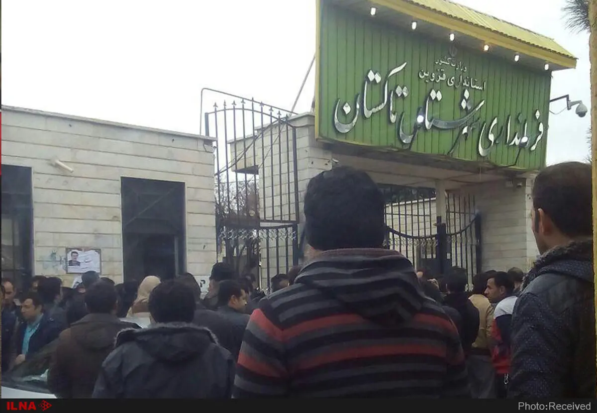 تجمع کارگران «فولاد قزوین» و «آرمان شفق» مقابل ساختمان فرمانداری تاکستان