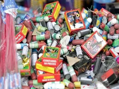 کشف بیش از ۱۹ هزار مواد محترقه غیرمجاز در تاکستان
