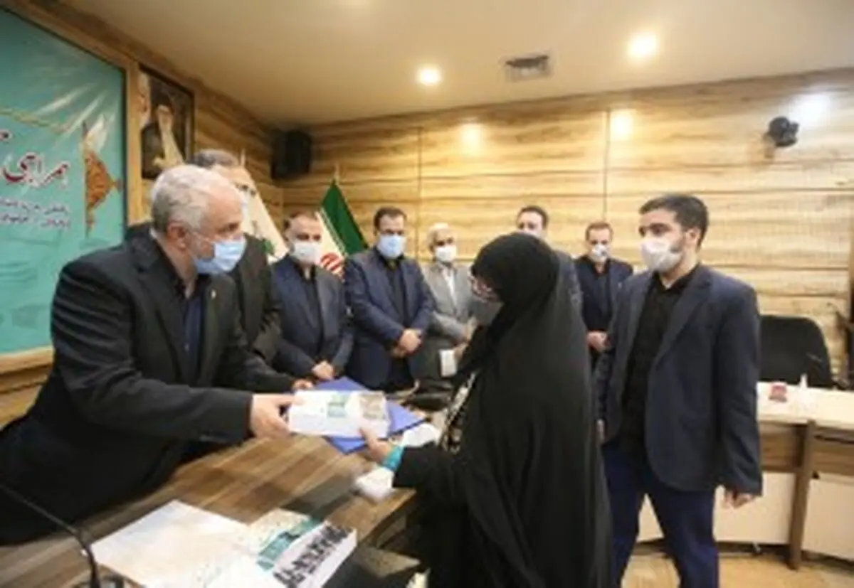 تجلیل از خانواده‌های معظم شهدای کارمند بنیاد شهید و امور ایثارگران