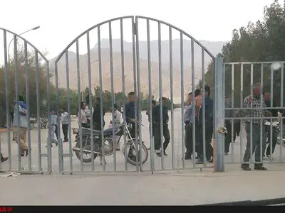 تجمع کارگران سیمان دشتستان مقابل درب کارخانه