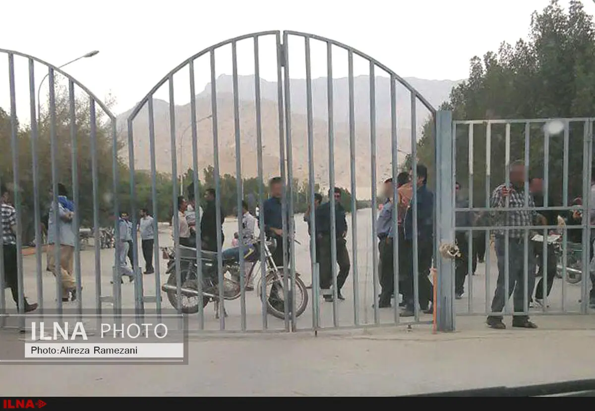 تجمع کارگران سیمان دشتستان مقابل درب کارخانه
