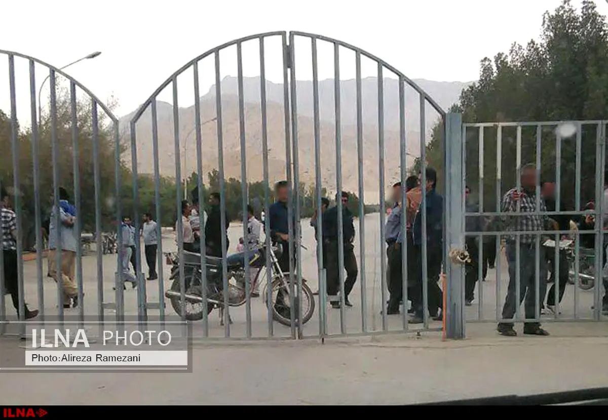 تجمع کارگران سیمان دشتستان مقابل درب کارخانه