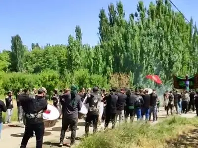 زنجیرزنیِ اهالیِ روستای محمودآبادِ نهاوند + فیلم