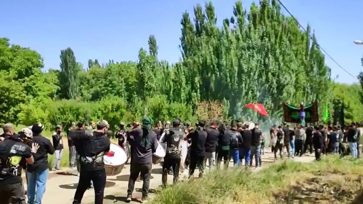زنجیرزنیِ اهالیِ روستای محمودآبادِ نهاوند + فیلم