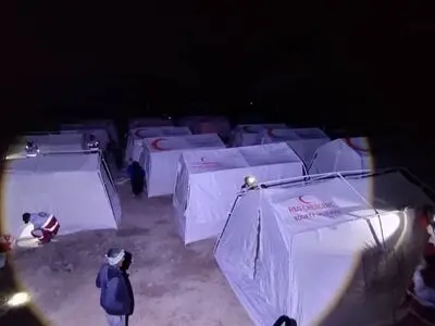 توزیع ٢٠٠ چادر امدادی برای اسکان اضطراری زلزله‌زدگان/ تا بازگشت‎ آرامش کنار مردم هستیم