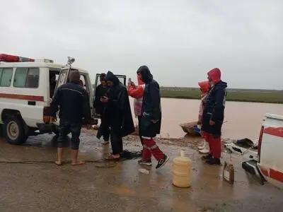 نجات یک خانواده 8 نفره گرفتار سیلاب در شهرستان دهلران