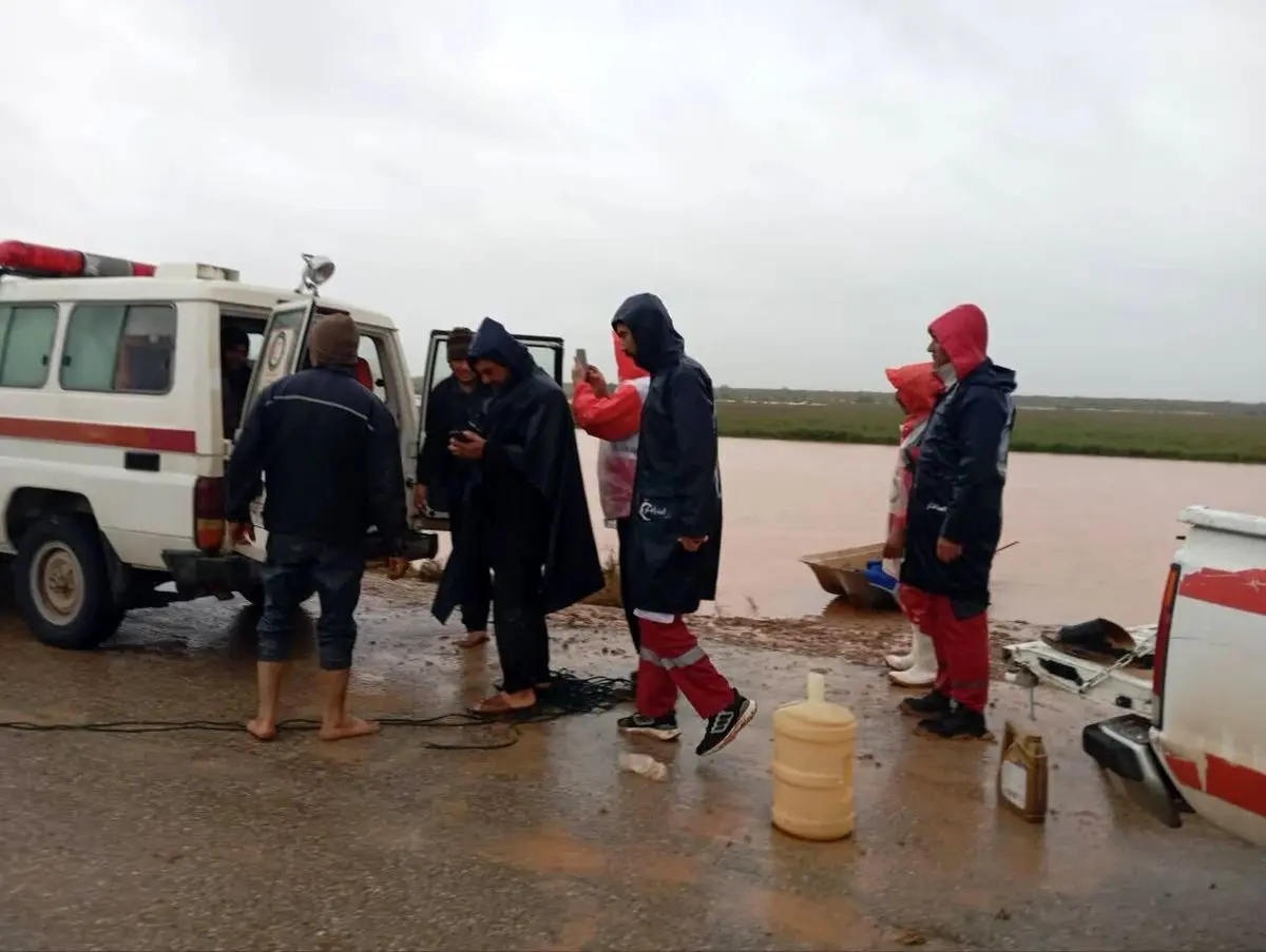 نجات یک خانواده 8 نفره گرفتار سیلاب در شهرستان دهلران