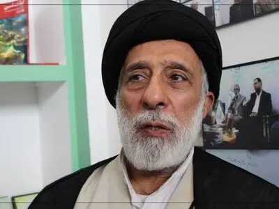 ادبیات فارسی در کنار آموزش زبان فارسی به خارجی‌ها ارائه شود