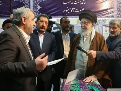 حضور مقام معظم رهبری در غرفه شرکت هپکو