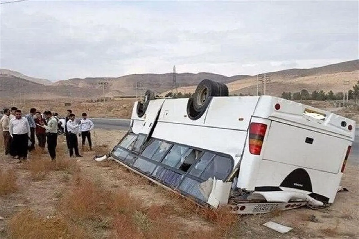10 مصدوم در پی واژگونی مینی‌بوس کارگران شهر صنعتی کاوه