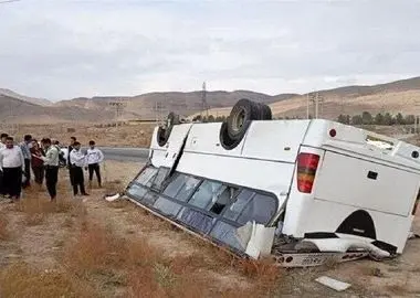 10 مصدوم در پی واژگونی مینی‌بوس کارگران شهر صنعتی کاوه