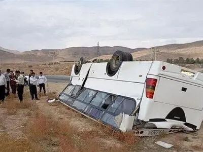 10 مصدوم در پی واژگونی مینی‌بوس کارگران شهر صنعتی کاوه