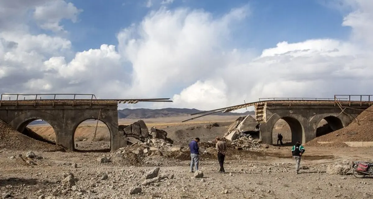 آغاز عملیات بازسازی پل ریلی تخریب شده استان قم در جنگ رمضان