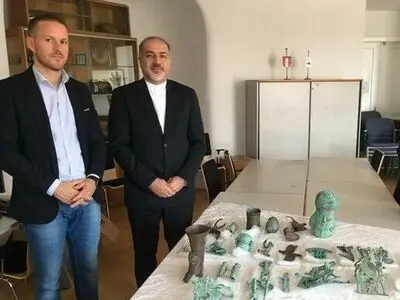 اشیای مکشوفه در اتریش تحویل نماینده ایران شد/ اصالت اشیا در تهران بررسی می‌شود
