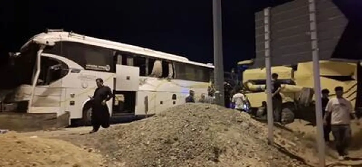 7 مصدوم؛ ارمغان حادثه برخورد کمباین و اتوبوس در جاده اراک به توره