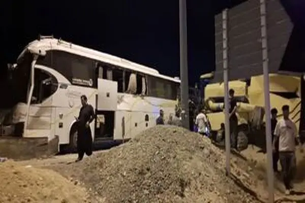 7 مصدوم؛ ارمغان حادثه برخورد کمباین و اتوبوس در جاده اراک به توره