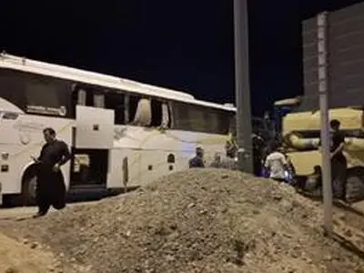 7 مصدوم؛ ارمغان حادثه برخورد کمباین و اتوبوس در جاده اراک به توره