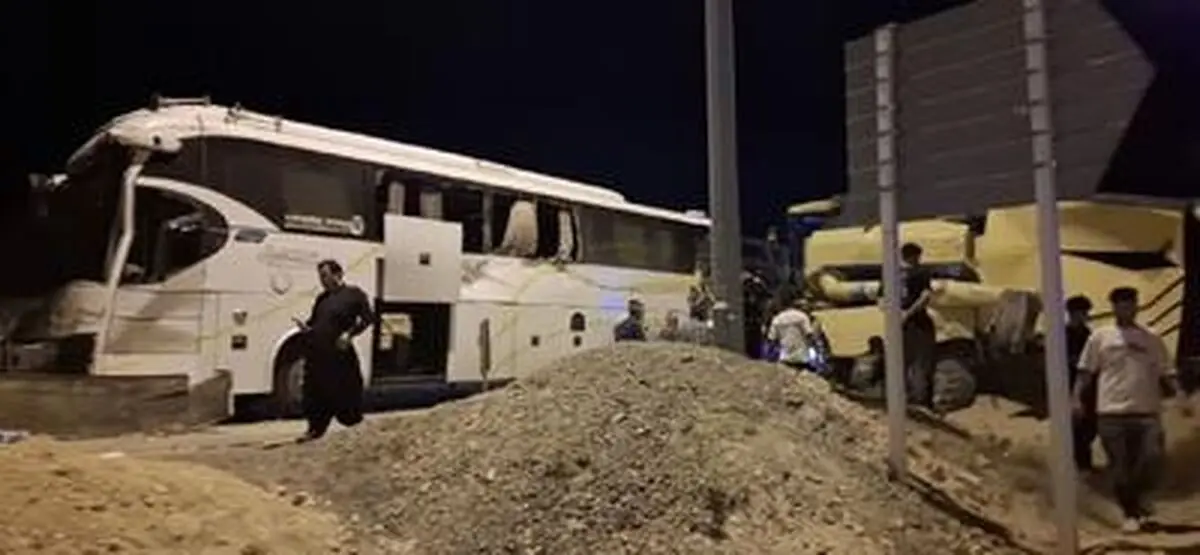 7 مصدوم؛ ارمغان حادثه برخورد کمباین و اتوبوس در جاده اراک به توره