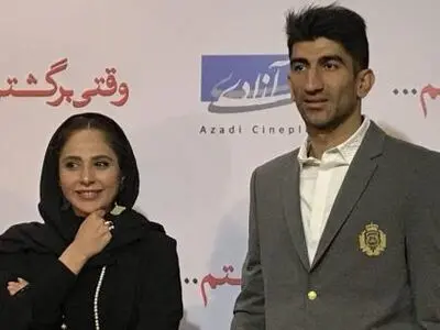 عکس یادگاری خانم بازیگر با دروازه‌بان تیم ملی 