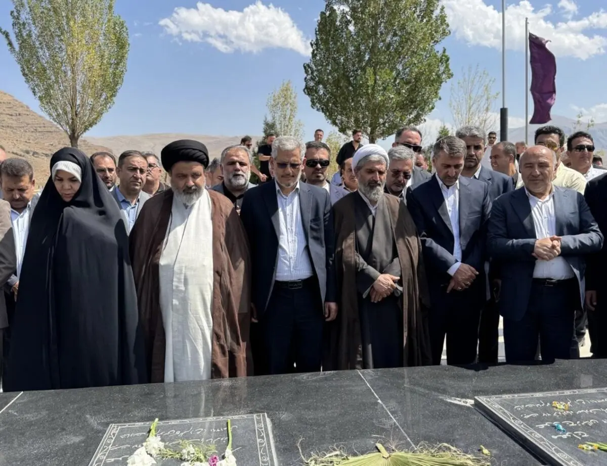 ادای احترام دبیر شورای عالی مناطق آزاد و مسئولان به مقام شامخ شهدای ماکو