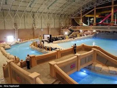ماجرای شکستن درب‌های موج‌های آبی مشهد چه بود؟ + فیلم