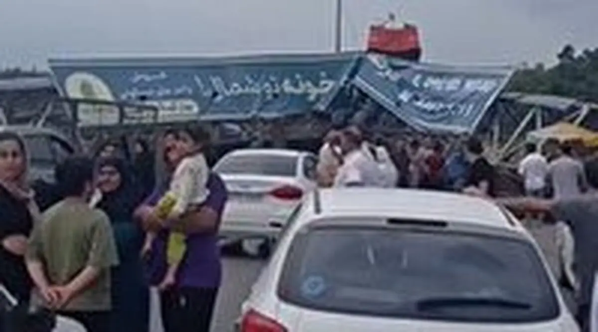 سقوط پل هوایی در سراوان رشت بر اثر باز شدن اتاق یک تریلی کمپرسی.