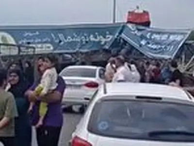 سقوط پل هوایی در سراوان رشت بر اثر باز شدن اتاق یک تریلی کمپرسی.