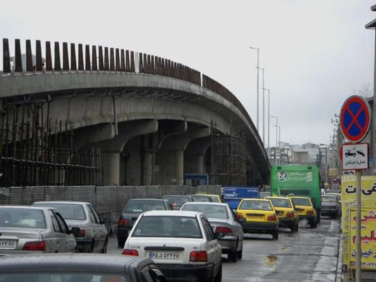 ممانعت پلیس از خودکشی شهروند ۱۸ساله رشتی از بالای پل میدان گاز