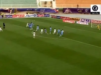 ویدئو: کاشته زیبای آزادمنش به تیر دروازه چادرملو برخورد کرد