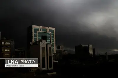  آسمان سیاه تهران پس از حمله به انبارهای نفتی