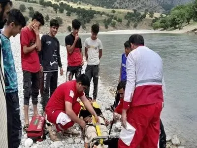 امدادرسانی امدادگران به مرد عشایر در روستای کنگرستان گزستان