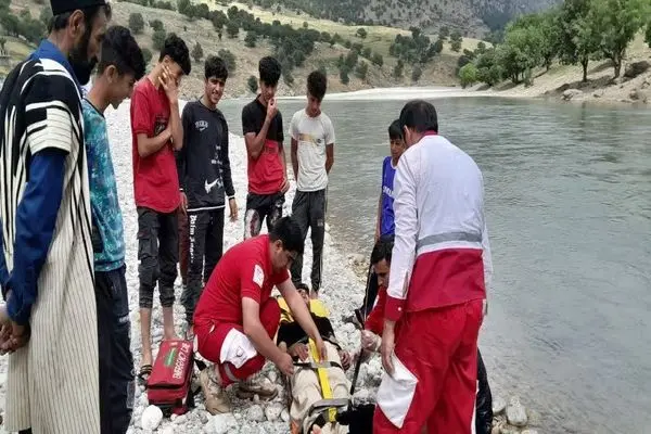 امدادرسانی امدادگران به مرد عشایر در روستای کنگرستان گزستان