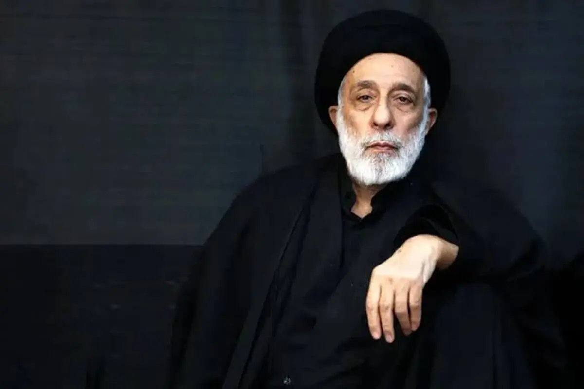 وداع و بوسه سیدهادی خامنه‌ای بر تابوت برادر شهیدش + عکس