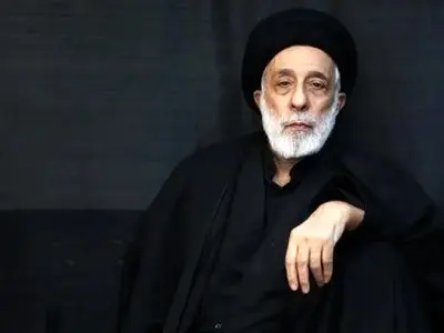 وداع و بوسه سیدهادی خامنه‌ای بر تابوت برادر شهیدش + عکس