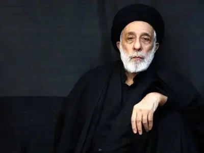 وداع و بوسه سیدهادی خامنه‌ای بر تابوت برادر شهیدش + عکس