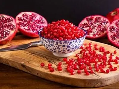 خواص شگفت‌انگیز این میوه یلدایی برای پوست
