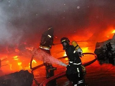 آغاز تحقیقات از عامل آتش‌سوزی کارگاه تولید کفش/ اعتراف صریح متهم به استفاده از بنزین