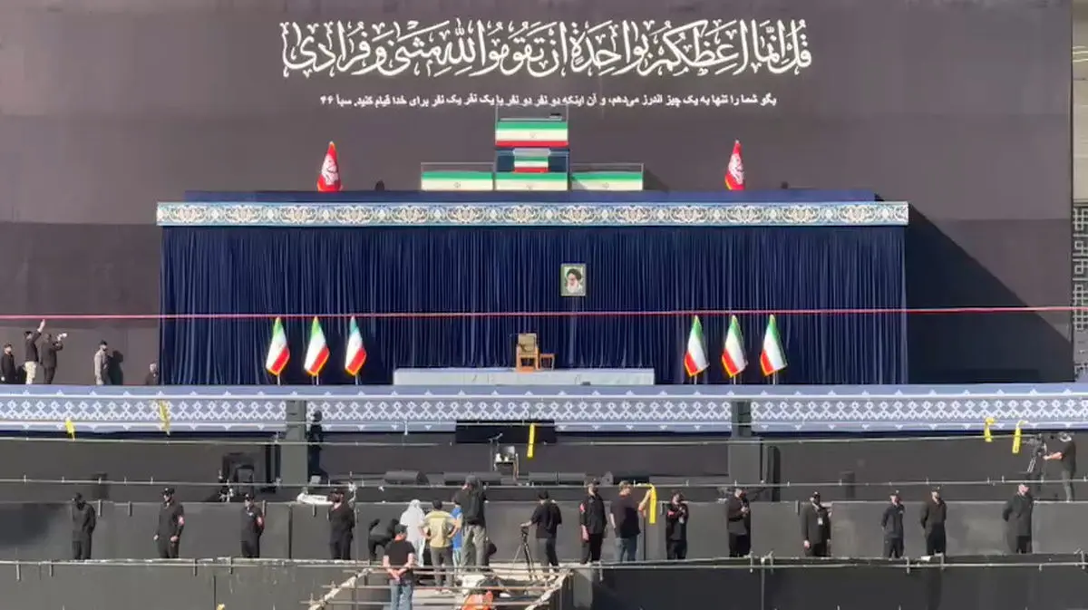 پیکر رهبر شهید انقلاب و خانواده ایشان همزمان با پخش فرازهایی از زیارت عاشورا با صدای ایشان رونمایی شد + فیلم