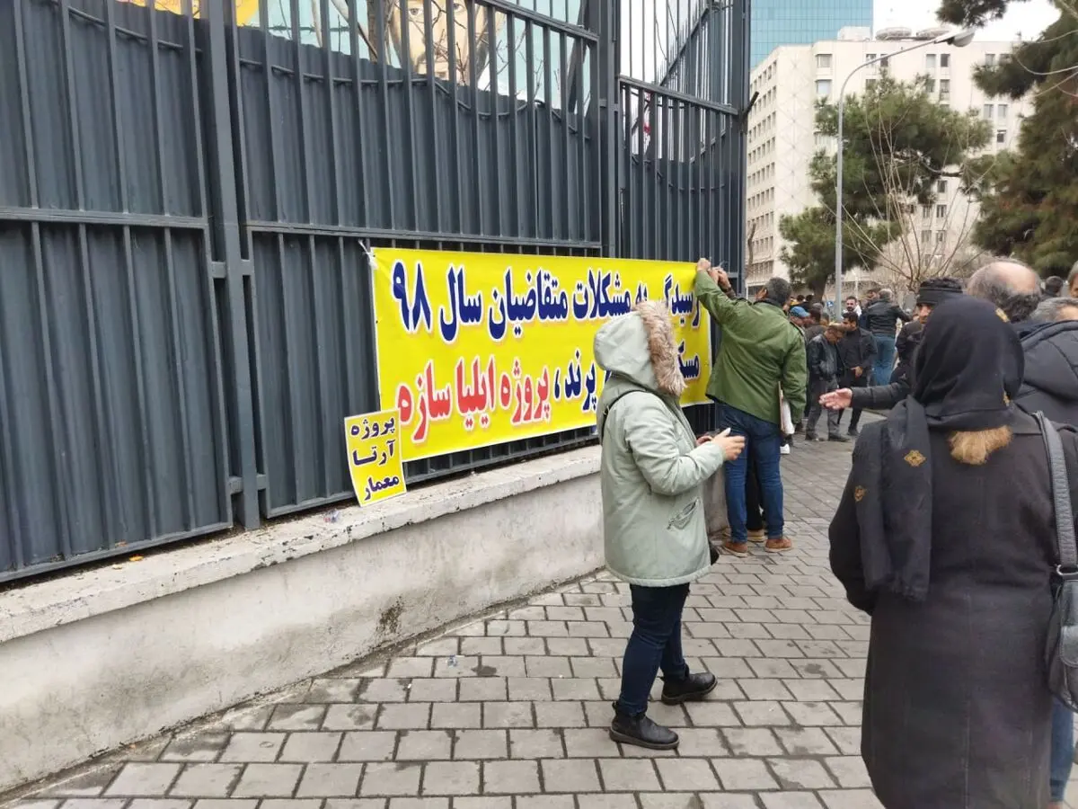 تجمع شرکت‌کنندگانِ یکی از طرح‌‎های حمایتی مسکن پرند 