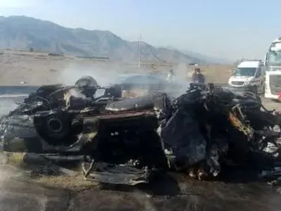 واژگونی و آتشسوزی سواری ون در اتوبان قم کاشان با هفت کشته و پنج مصدوم