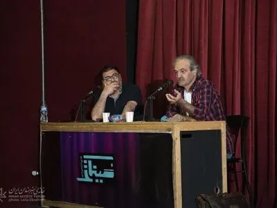 وقتی یک جنبش و انقلاب تبدیل به نهاد و نظام می‌شود، رنگ عوض می‌کند