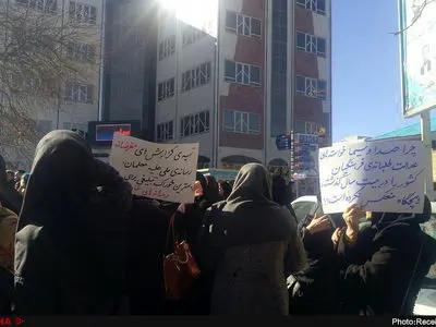 تجمع معلمان همدانی مقابل اداره آموزش و پرورش/چرا عدالت‌طلبی ما منعکس نمی‌شود؟