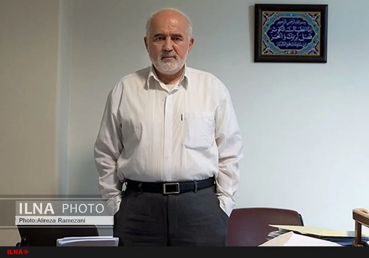 همان ابتدا اسم مدیری را که حقوق نجومی می‌گرفت به جهانگیری گفته بودم