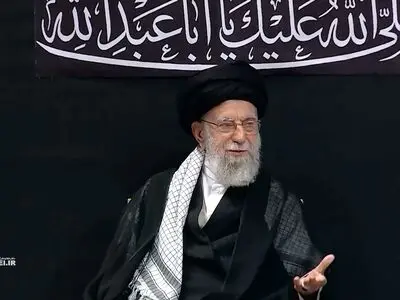 لحظه ورود رهبر انقلاب به حسینیه امام خمینی(ره) در مراسم عزاداری شب عاشورای حسینی + فیلم