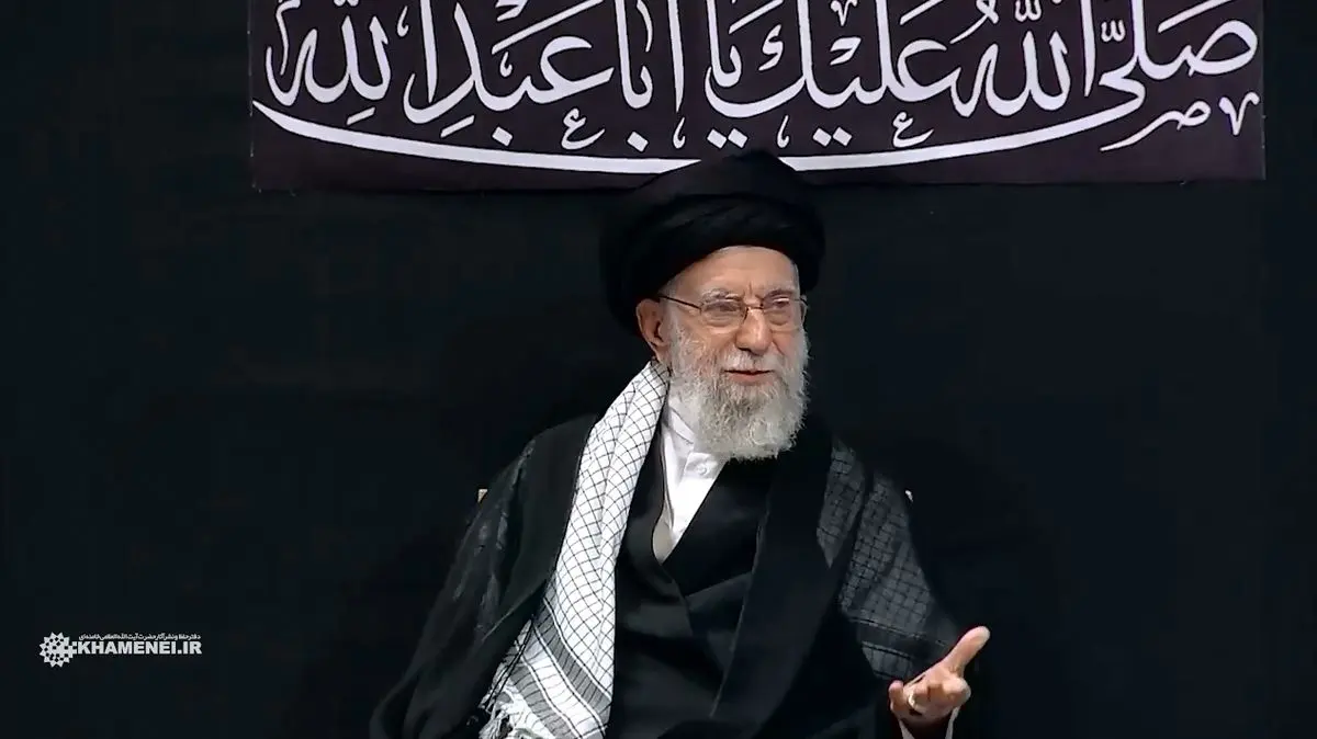 لحظه ورود رهبر انقلاب به حسینیه امام خمینی(ره) در مراسم عزاداری شب عاشورای حسینی + فیلم